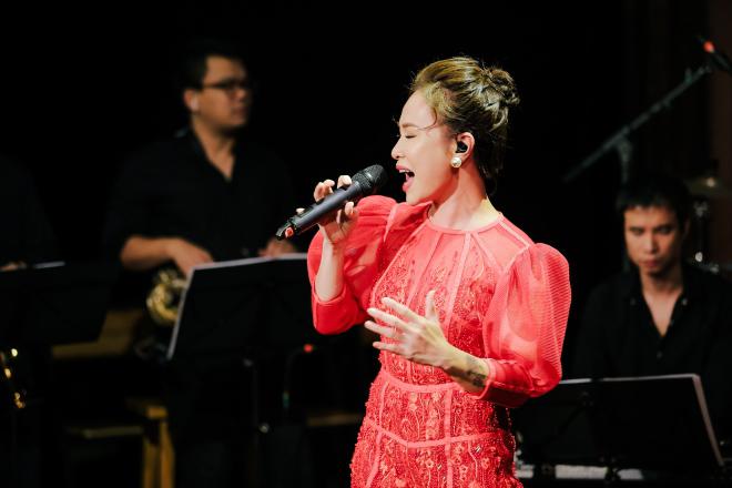 uyen linh hoa co em gai nho tinh nghich, noi luc lon giua vong tay cua ban nhac anh em - 4