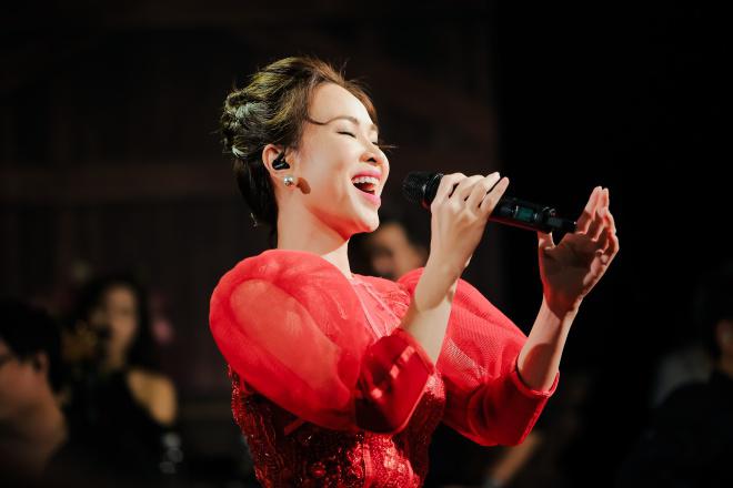 uyen linh hoa co em gai nho tinh nghich, noi luc lon giua vong tay cua ban nhac anh em - 6