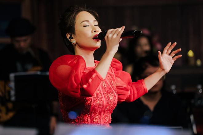 uyen linh hoa co em gai nho tinh nghich, noi luc lon giua vong tay cua ban nhac anh em - 7