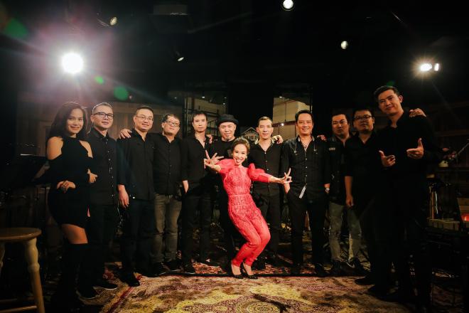 uyen linh hoa co em gai nho tinh nghich, noi luc lon giua vong tay cua ban nhac anh em - 8