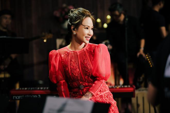 uyen linh hoa co em gai nho tinh nghich, noi luc lon giua vong tay cua ban nhac anh em - 9