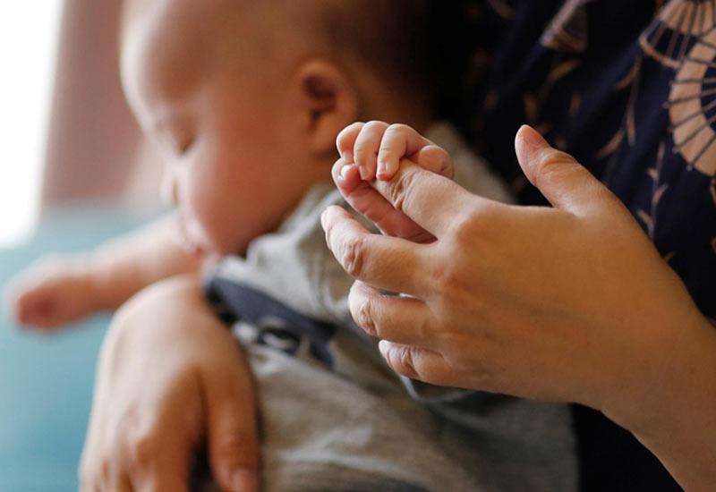 Bàn tay bé nhỏ của em bé là một trong những cơ quan chính giúp trẻ sơ sinh nhận biết sự vật, đồng thời cũng là một trong các cơ quan xúc giác quan trọng nhất của trẻ. 
