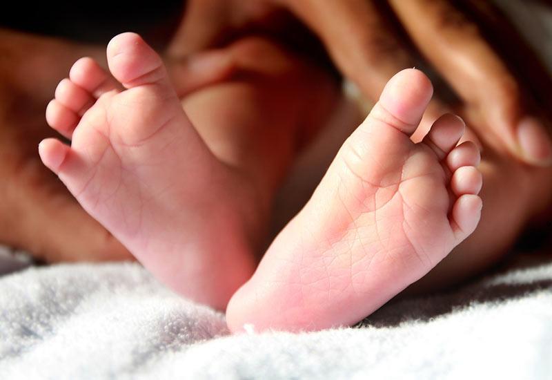 Chân của em bé được bao phủ bởi rất nhiều dây thần kinh có liên quan đến những bộ phận khác trên cơ thể con người. Kích thích nhẹ nhàng thường xuyên những điểm này lại có thể kích hoạt và điều chỉnh chức năng dẫn truyền thần kinh, thúc đẩy sự phát triển của trẻ.
