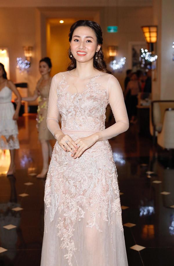 bat ngo: nghi le dam cuoi dien ra nhanh gon, a hau thanh tu nhuong san khau cho bong da - 8