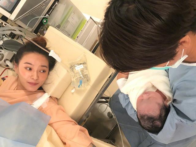 Đang cho con bú, vợ vô tư gần gũi chồng và kết quả không ngờ sau sinh 2 tháng