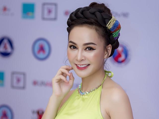 Lịch diễn dày đặc, Mỹ Ngọc Bolero ăn vội, trang điểm luôn trên xe để kịp chạy show