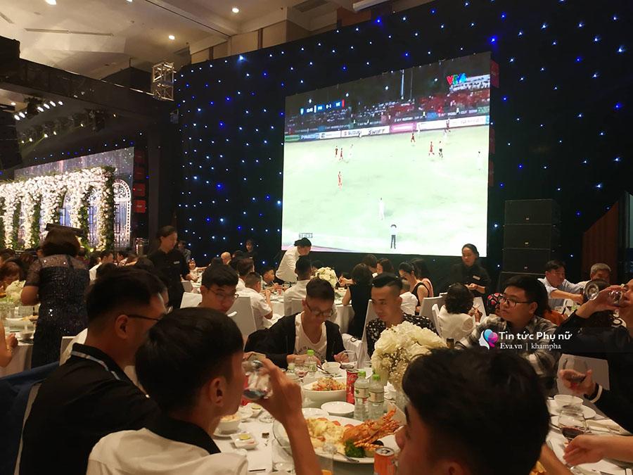 bat ngo: nghi le dam cuoi dien ra nhanh gon, a hau thanh tu nhuong san khau cho bong da - 1