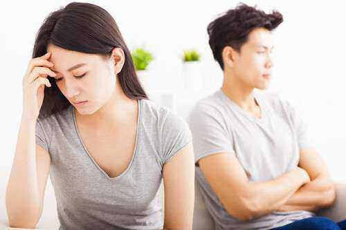choang vang khi nhin thay nguoi dan ong ma con gai dan ve gioi thieu "con re" - 1