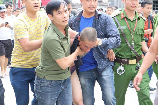 dien bien moi vu bo 'ngao da' nem con 14 thang tuoi tu mai nha xuong dat - 1