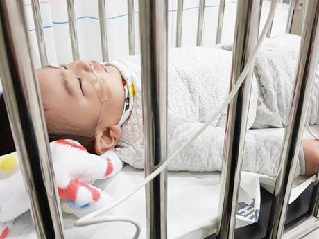 Con nhập viện, mẹ tuyên bố "không cho ai chạm vào con", lý do khiến nhiều cha mẹ ủng hộ