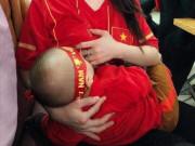 Tin tức - Vừa cổ vũ ĐT Việt Nam vừa vén áo cho con bú - hình ảnh đặc biệt nhất đêm qua