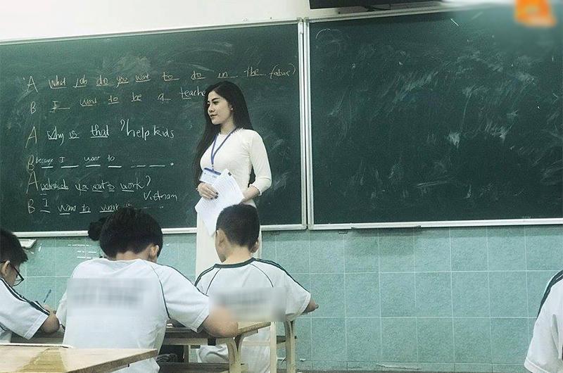 Nữ giáo viên trẻ có vóc dáng cao ráo, gương mặt góc nghiêng xinh xắn. Cô diện bộ áo dài trắng thướt tha đang say sưa giảng bài trong lớp học. Cư dân mạng lùng sục và nhanh chóng tìm ra danh tính của cô giáo.
