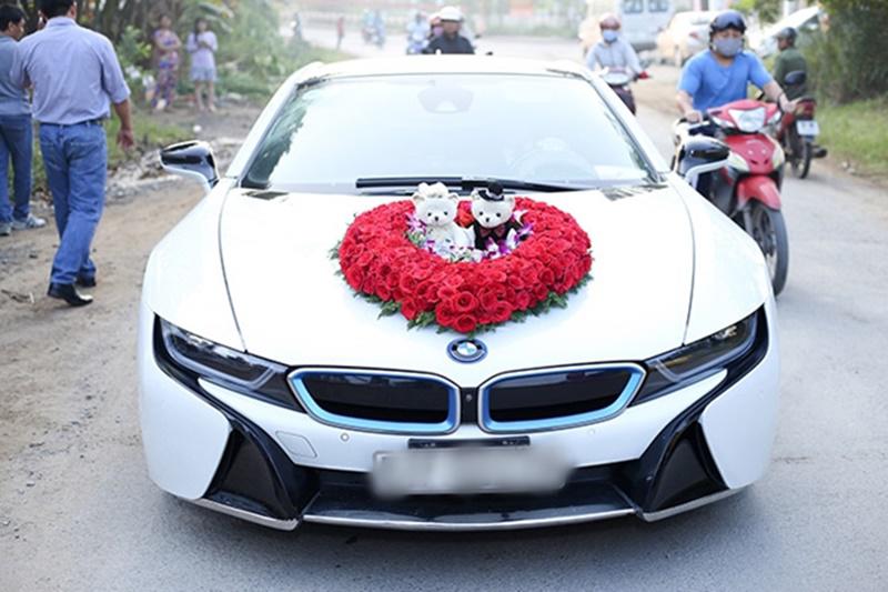 Xe rước dâu màu trắng sang trọng có giá 7 tỷ đồng trong ngày cưới Lâm Khánh Chi.
