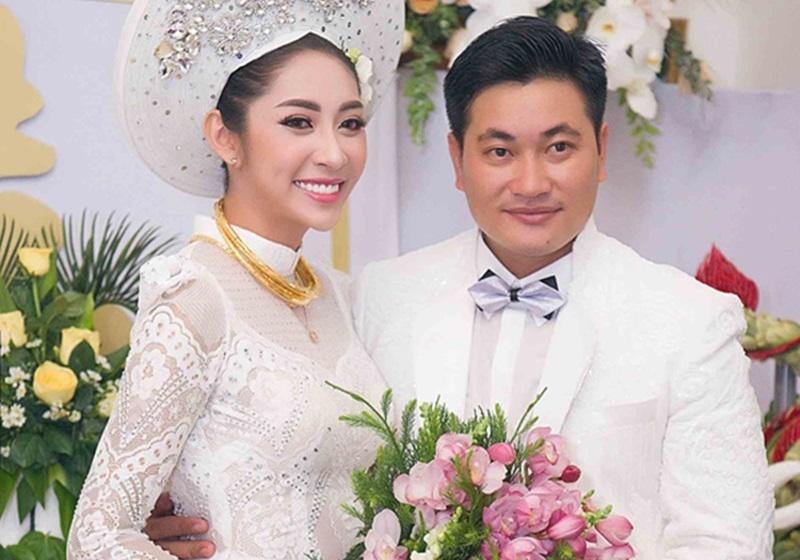 Ngày 26/11, Hoa hậu Đại dương 2014 - Đặng Thu Thảo tổ chức hôn lễ với chú rể là doanh nhân Phúc Thành tại quê nhà ở Cần Thơ.
