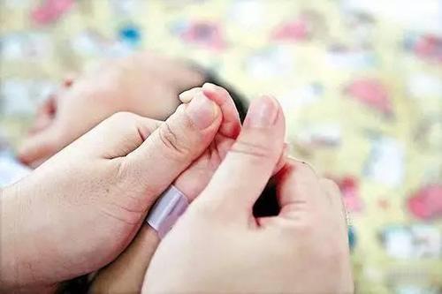Hai bộ phận này của bé sơ sinh, càng được chạm nhiều trẻ càng thông minh - 1