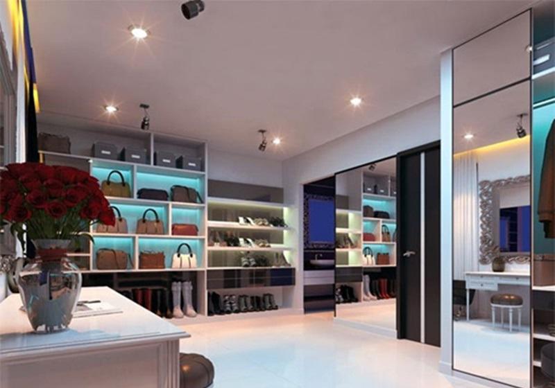 Khánh My cũng dành riêng một căn phòng lớn để trưng bày những món đồ thời trang đắt tiền bao gồm quần áo, túi xách, giày dép hàng hiệu.
