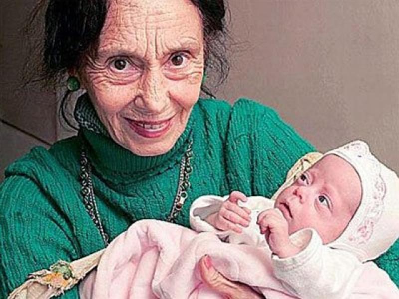 Không được may mắn như Bhateri, bà Adriana, người Rumania sinh ba ở cùng độ tuổi nhưng sau ca sinh 2 bé đã không thể tiếp tục cuộc sống. 
