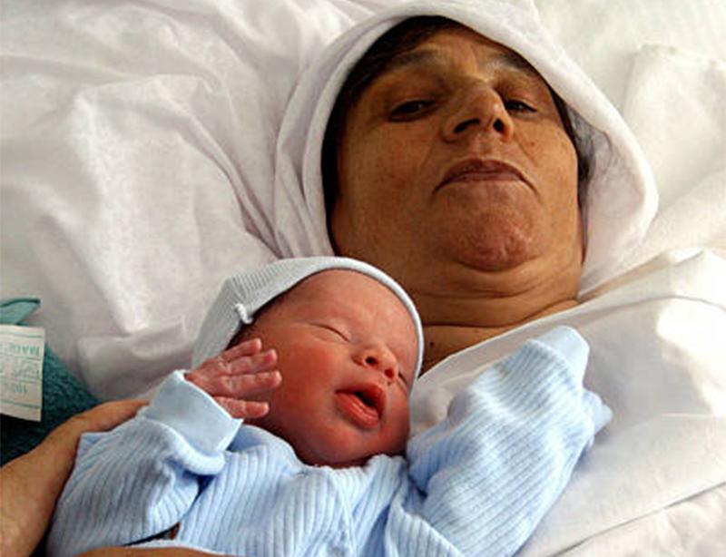 Nỗ lực điều trị suốt 35 năm, cuối cùng bà Memnune, người phụ nữ Ấn Độ cũng sinh con ở tuổi 62.
