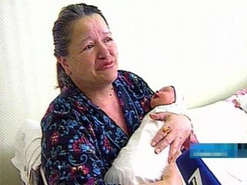 Người phụ nữ Nga này cũng sinh con tự nhiên ở tuổi 56, song đứa bé sinh non đã phải trải qua nhiều liệu trình điều trị trong suốt 2 năm đầu đời.
