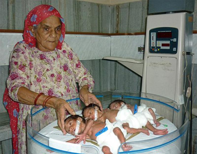 Người phụ nữ Ấn Độ đã làm được việc không ai tin nổi: sinh ba ở tuổi 66. Vì sinh non và lại mang đa thai nên các em bé chào đời với cân nặng khá thấp và yếu ớt. 
