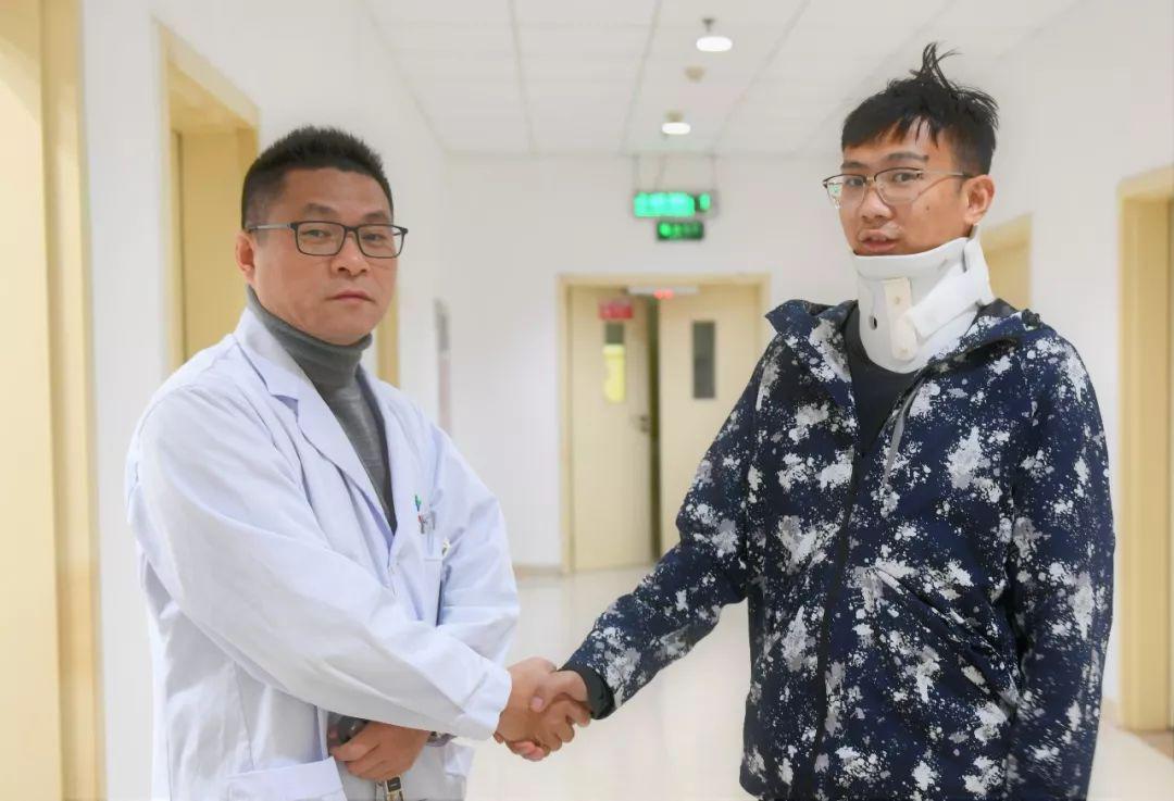Thói quen xấu khi làm việc nhiều người mắc khiến chàng trai trẻ phải phẫu thuật gấp - 2