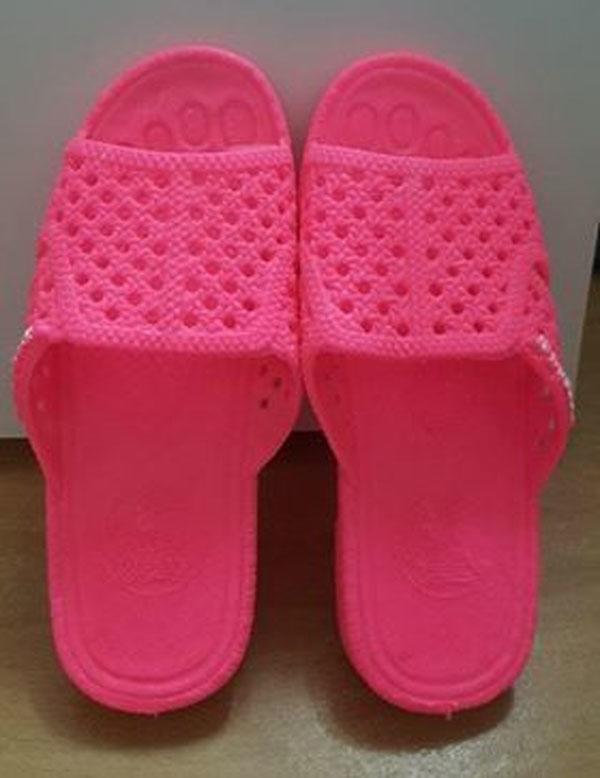 Không có tiền, Hamp;#39;Hen Niê mang dép tổ ong chỉ 10k tặng bạn tại Miss Universe 2018 - 3