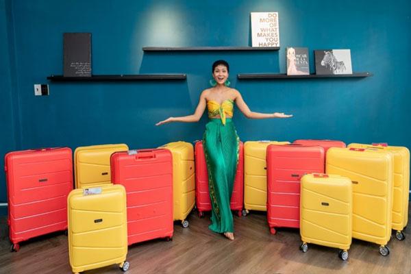Không có tiền, Hamp;#39;Hen Niê mang dép tổ ong chỉ 10k tặng bạn tại Miss Universe 2018 - 9