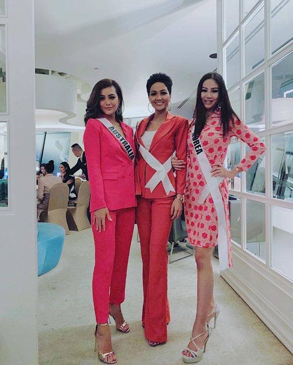 Không có tiền, Hamp;#39;Hen Niê mang dép tổ ong chỉ 10k tặng bạn tại Miss Universe 2018 - 12