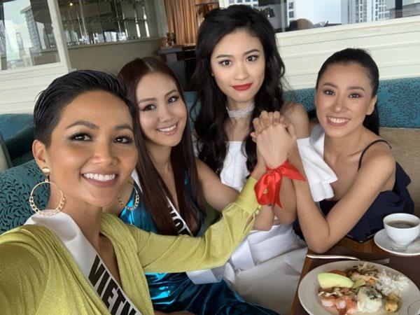 Không có tiền, Hamp;#39;Hen Niê mang dép tổ ong chỉ 10k tặng bạn tại Miss Universe 2018 - 14