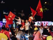 Tin tức - Việt Nam thắng Philippines sát nút, Hà Nội tắc nhiều tuyến đường vì CĐV quá phấn khích