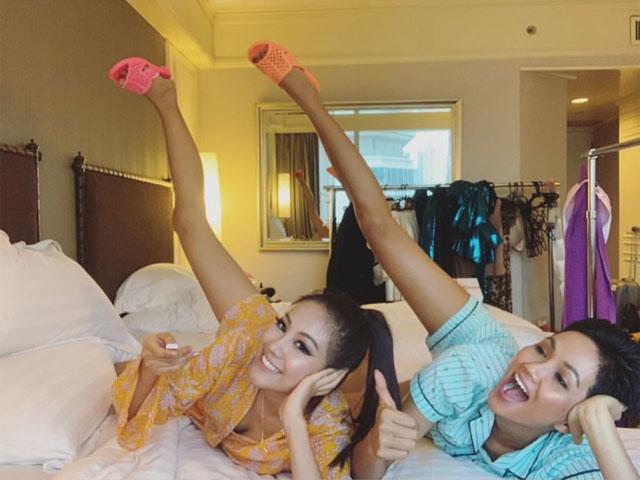 Không có tiền, HHen Niê mang dép tổ ong chỉ 10k tặng bạn tại Miss Universe 2018