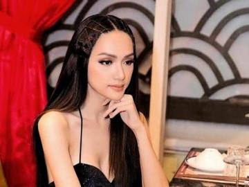 Hoa hậu Hương Giang đọ vẻ quyến rũ với Chi Pu khi tham dự sự kiện