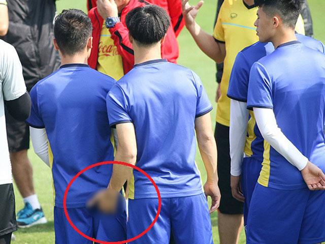 Công Phượng chạm chỗ nhạy cảm của Đức Chinh, Đình Trọng vỗ mông Hồng Duy, fan nữ bấn loạn