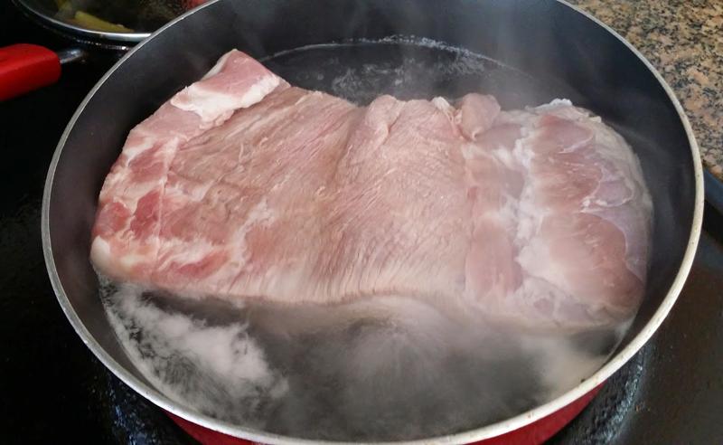 Đổ nước lạnh vào nồi khi đang luộc thịt sẽ khiến các protein và chất béo trong thịt bị kết tủa, làm thịt co lại và cứng và mất chất dinh dưỡng.


