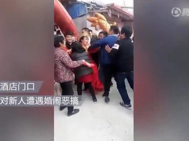 Bị khách nam đùa cợt đè xuống đất, cô dâu nổi giận đánh trả trong đám cưới