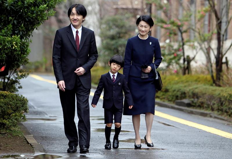 Sinh năm 2006, hoàng tử Hisahito đang theo học một trường tiểu học trực thuộc đại học Ochanomizu, Tokyo, Nhật Bản.
