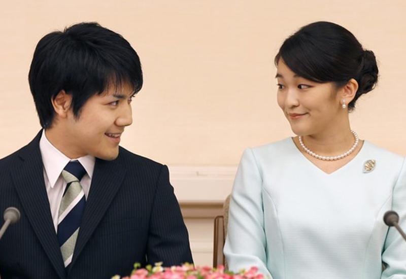 Hôn lễ của công chúa Mako với vị hôn phu dự định tổ chức vào tháng 11/2018 nhưng sẽ lùi lại tới năm 2020. Nguyên nhân là do gia đình anh Komuro đang vướng phải bê bối tài chính. Mặc dù vậy, Mako và Komuro khẳng định ý muốn kết hôn sẽ không thay đổi.
