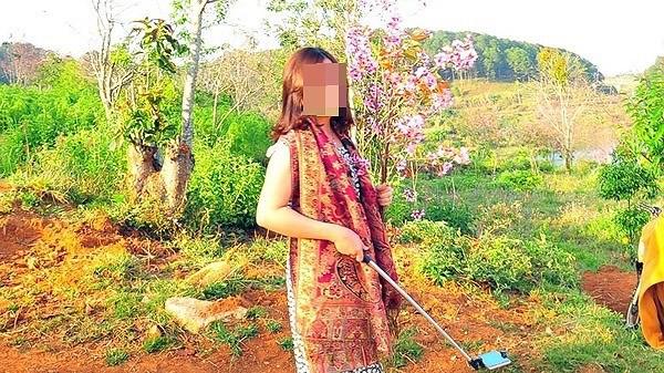Ba người phụ nữ nằm đè bẹp rúm hoa cúc họa mi, vắt chân amp;#34;tự sướngamp;#34; gây bức xúc - 2