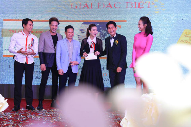 Diễn viên Ngân Khánh “sướng tê tái” khi được Đoàn Thanh Tài gọi tên nhận quà - 1