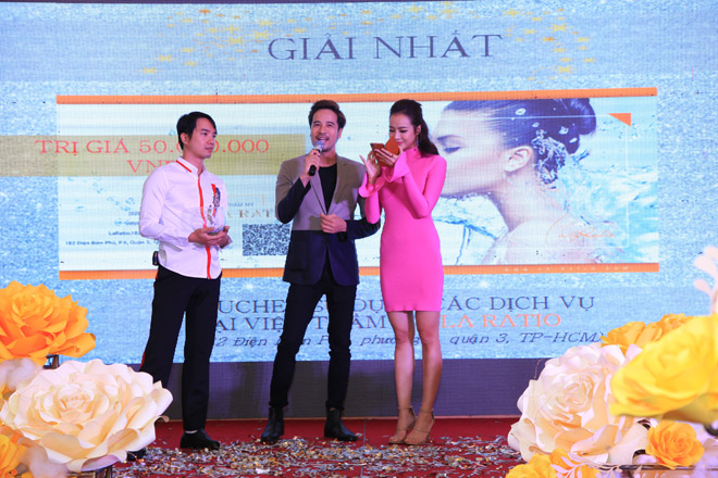 Diễn viên Ngân Khánh “sướng tê tái” khi được Đoàn Thanh Tài gọi tên nhận quà - 2