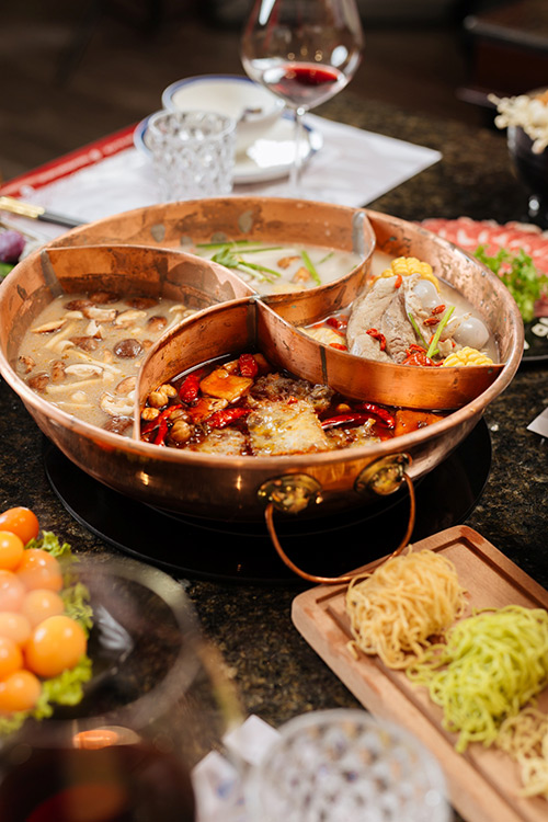 Lẩu khói là gì mà Hương Giang và Chi Pu cùng mê đắm? - 6