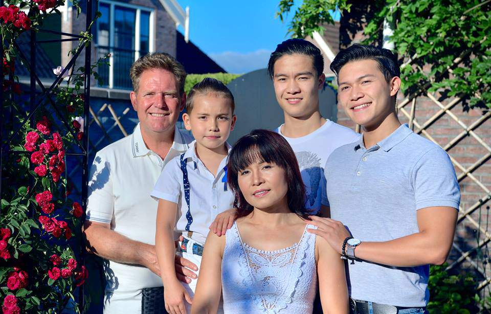 Trúng “mánh” của mẹ Việt đơn thân, chàng ca sĩ Hà Lan 10 năm theo đuổi và cái kết - 1