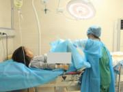 Bà bầu - Đang nằm trên bàn đẻ, mẹ bỗng "phát điên" đá đạp bác sĩ vì nguyên nhân không ngờ