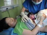 Bà bầu - Đang “khâu vá” sau sinh, bác sĩ giật mình bởi tiếng hét của sản phụ: “Xin đừng khâu vội!”