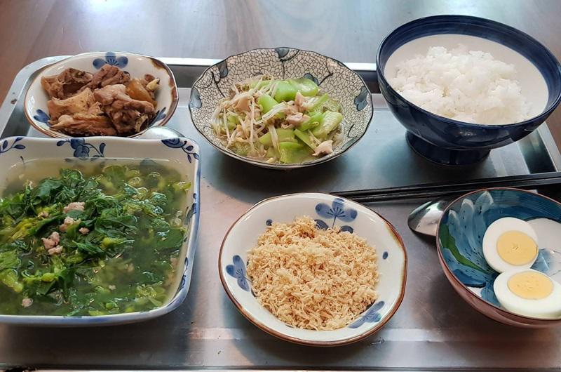 Người ăn canh chan nước mắt, kẻ hân hoan ra mặt với muôn kiểu cơm cữ của chị em - 1