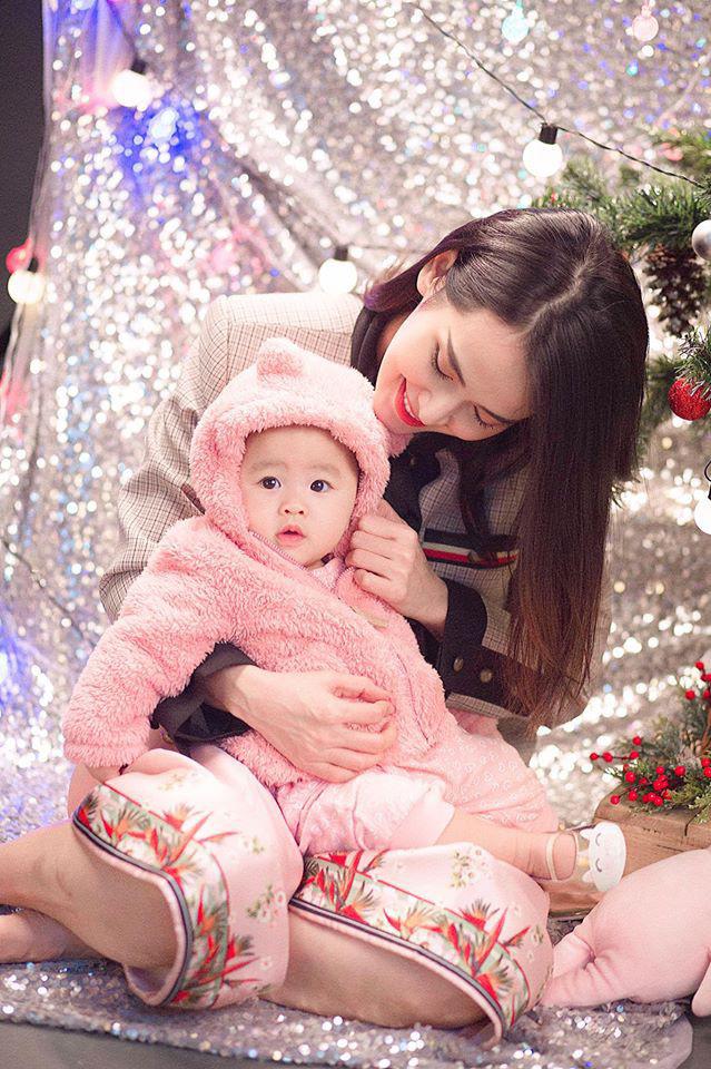 Tú Vi khoe ảnh cận mặt con gái 8 tháng, dân mạng trầm trồ giống hệt bố Văn Anh - 1