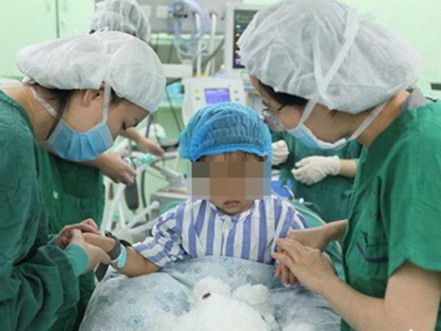 Đốm đỏ xuất hiện trên ngực bé gái 3 tuổi, mẹ không ngờ con mắc bệnh ung thư vú