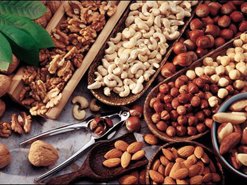 Vị đắng của các loại hạt như hạt dưa hay hạnh nhân có nguồn gốc từ aflatoxin sản sinh ra khi chúng bị nấm mốc. Nếu ăn thường xuyên những hạt đắng này sẽ có nguy cơ cao bị ung thư gan.

