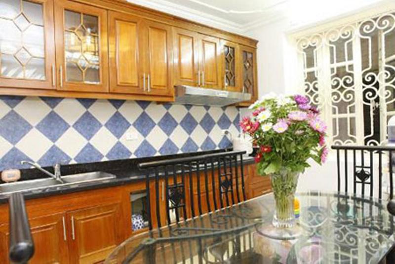 Phòng bếp của gia đình danh hài cũng rất gọn gàng, sáng sủa với điểm nhấn là gạch ốp tường màu xanh nước biển pha trắng và tủ bếp bằng gỗ màu vàng đậm.
