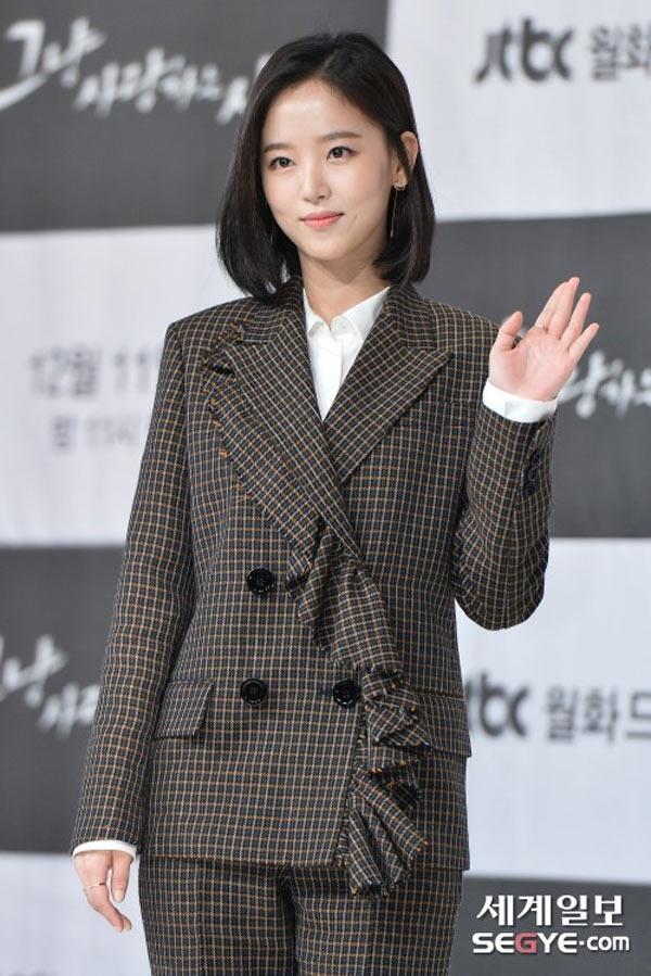 Bí mật về bộ váy lộ vòng 3 gây sốc nhất lịch sử thảm đỏ Hàn Quốc - 5